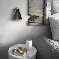 Hölzerne Wandlampe im skandinavischen Design - Waagemann