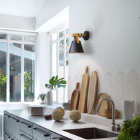 Hölzerne Wandlampe im skandinavischen Design - Waagemann