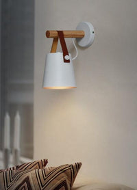 Hölzerne Wandlampe im skandinavischen Design - Waagemann