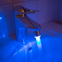 Smarte LED-Wasserhahndüse mit Dynamo – Wechselt Farben nach Temperatur - Waagemann