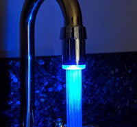 Smarte LED-Wasserhahndüse mit Dynamo – Wechselt Farben nach Temperatur - Waagemann