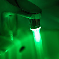 Smarte LED-Wasserhahndüse mit Dynamo – Wechselt Farben nach Temperatur - Waagemann