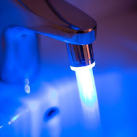 Smarte LED-Wasserhahndüse mit Dynamo – Wechselt Farben nach Temperatur - Waagemann